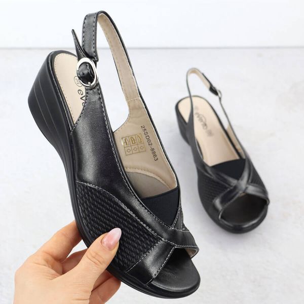 Sandały damskie na koturnie komfortowe czarne eVento 8863. Czarne sandały damskie Evento, bez wzorów, ze skóry ekologicznej, bez obcasa, na koturnie. Za 129.99 zł.