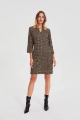 Sukienka w drobny wzór czarna. Czarne sukienki damskie MOODO, bez wzorów, z elastanu, bez kołnierzyka, bez ramiączek. Za 129.99 zł.