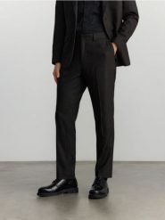 Spodnie garniturowe slim fit - czarny. Czarne spodnie wizytowe męskie Reserved, z tkaniny. W wyprzedaży za 119.99 zł.