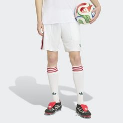 Spodenki wyjazdowe Węgry 26. Białe szorty męskie Adidas, bez kołnierzyka. Za 199.00 zł.