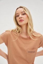 Bawełniany t-shirt z kieszonką brązowy. Brązowe t-shirty damskie MOODO, l, bez wzorów, z bawełny, bez kołnierzyka. Za 44.99 zł.