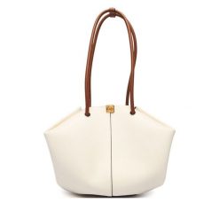 Torebka Coccinelle. Torebki klasyczne damskie Coccinelle, bez wzorów, bez dodatków. Za 1,209.00 zł.