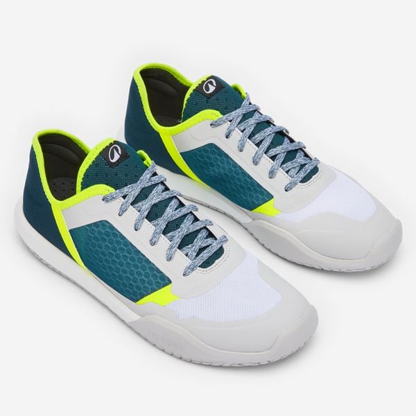 Tenisówki pokładowe żeglarskie męskie Decathlon 500. Niebieskie trampki i tenisówki męskie Decathlon, bez wzorów, z gumy, bez zapięcia. Za 119.99 zł.