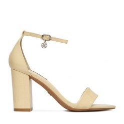 Sandały Nine West. Żółte sandały damskie Nine West, bez wzorów, bez obcasa, na słupku. Za 160.99 zł.