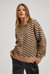 Sweter w paski beżowo-czarny. Brązowe swetry klasyczne damskie MOODO, l, z elastanu, bez kołnierzyka. W wyprzedaży za 51.99 zł.