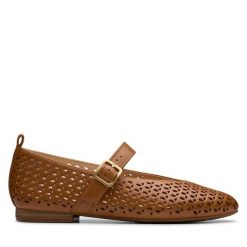 Półbuty Clarks. Brązowe półbuty damskie Clarks, bez wzorów, bez obcasa, na płaskiej podeszwie. Za 289.99 zł.