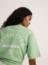 T-shirt z nadrukiem - jasnozielony. Zielone t-shirty damskie Reserved, l, bez wzorów, z bawełny, bez kołnierzyka. W wyprzedaży za 25.99 zł.