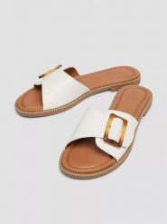 S.Oliver Klapki w kolorze białym rozmiar: 39. Białe klapki damskie S.Oliver, bez wzorów, bez obcasa. Za 144.58 zł.