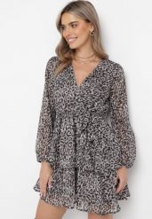 Szara Sukienka Lalessa. Szare sukienki damskie Born2be, l, z aplikacjami, z materiału, bez kołnierzyka, bez ramiączek, mini, kopertowe. W wyprzedaży za 111.99 zł.