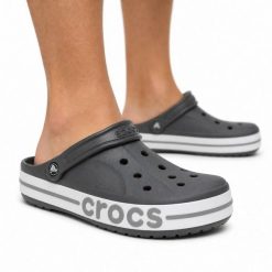 Klapki chodaki sportowe Crocs BAYABAND CLOG. Białe klapki i japonki męskie Crocs, z materiału. Za 219.00 zł.
