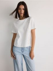 T-shirt z aplikacją - biały. Białe t-shirty damskie Reserved, l, z aplikacjami, z bawełny, bez kołnierzyka. W wyprzedaży za 39.99 zł.