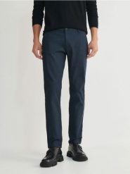 Spodnie chino slim fit - granatowy. Niebieskie spodnie materiałowe męskie Reserved, bez wzorów, z bawełny. W wyprzedaży za 109.99 zł.