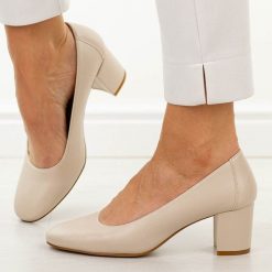 Cieliste czółenka damskie na obcasie Sergio Leone Pb419. Czółenka damskie Sergio Leone, bez wzorów, z jeansu, z okrągłym noskiem, bez obcasa, na obcasie. W wyprzedaży za 152.10 zł.