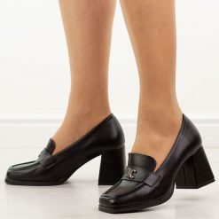 Czarne półbuty damskie na słupku Potocki 12783. Czarne półbuty damskie POTOCKI, z aplikacjami, z materiału, biznesowe, bez obcasa, na obcasie. Za 189.00 zł.