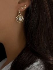 Les Favorites Pozłacane kolczyki-kreole z cyrkoniami rozmiar: onesize. Żółte kolczyki damskie Les Favorites, z cyrkonią, pozłacane. Za 86.99 zł.