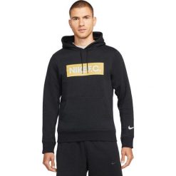 Bluza sportowa męska Nike Fc Essntl Flc Hoodie PO. Czarne bluzy bez kaptura męskie Nike, bez wzorów, sportowe, bez kołnierzyka, bez ramiączek. Za 262.32 zł.
