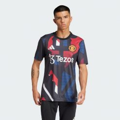 Koszulka Manchester United 24/25 Pre-Match. Białe t-shirty sportowe męskie Adidas, xl, z materiału, bez ramiączek, do piłki nożnej. W wyprzedaży za 230.30 zł.