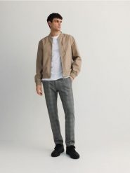 Spodnie chino slim - szary. Szare spodnie materiałowe męskie Reserved, bez wzorów, z tkaniny. W wyprzedaży za 59.99 zł.
