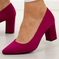 Fuksja czółenka damskie na słupku Sergio Leone Pb414. Czerwone czółenka damskie Sergio Leone, bez wzorów, z jeansu, bez obcasa, na obcasie. W wyprzedaży za 152.10 zł.