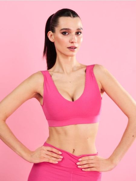 Sportowy top z wyjmowanymi miseczkami Gym Hard - różowy. Czerwone topy sportowe damskie Sinsay, l, bez wzorów, bez ramiączek. Za 25.99 zł.