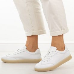 Białe skórzane półbuty damskie Sergio Leone Sp118. Białe półbuty damskie Sergio Leone, bez wzorów, z jeansu, eleganckie, z okrągłym noskiem, bez obcasa. Za 199.00 zł.