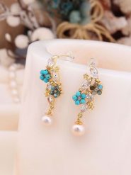 Pierres de Jade Pozłacane kolczyki-wkrętki z perłami i kamieniami szlachetnymi rozmiar: onesize. Białe kolczyki damskie Pierres de Jade, z cyrkonią, pozłacane. Za 43.99 zł.