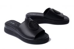 FILIPPO DK6987/25 BK czarny, klapki damskie. Czarne klapki damskie Filippo, z aplikacjami, bez obcasa, na koturnie. Za 131.18 zł.