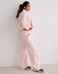Damskie spodnie dresowe luźne, szerokie nogawki Chunky Terry różowe. Czerwone spodnie sportowe damskie Aim'n, m, z bawełny, na fitness i siłownię. Za 339.00 zł.