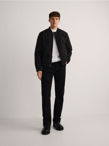 Kurtka bomberka - czarny. Czarne kurtki męskie Reserved, l, bez wzorów, bez kaptura. W wyprzedaży za 69.99 zł.