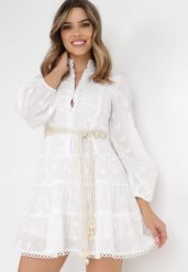 Biała Sukienka Kasilea. Białe sukienki damskie Born2be, s, z aplikacjami, z koronki, boho, bez kołnierzyka, bez ramiączek, mini, rozkloszowane. W wyprzedaży za 215.99 zł.