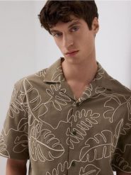 Koszula comfort z haftem - oliwkowy. Zielone koszule męskie Reserved, l, bez wzorów, z bawełny, bez kołnierzyka, bez ramiączek. Za 139.99 zł.