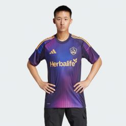 Koszulka LA Galaxy 25/26 Away. Fioletowe t-shirty sportowe męskie Adidas, s, z materiału, bez ramiączek, do piłki nożnej. Za 449.00 zł.