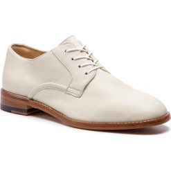Oxfordy CLARKS - Ellis Scarlett 261418854 White Leather. Białe buty wizytowe męskie Clarks, bez wzorów, ze skóry, bez obcasa, na obcasie. W wyprzedaży za 329.00 zł.