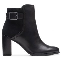 Botki Clarks. Czarne botki damskie Clarks, bez obcasa, na słupku, bez zapięcia. Za 539.99 zł.