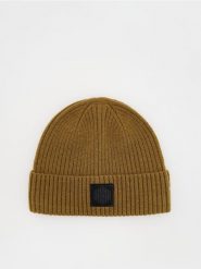 Czapka beanie z naszywką - beżowy. Brązowe czapki męskie Reserved, z aplikacjami. W wyprzedaży za 35.99 zł.