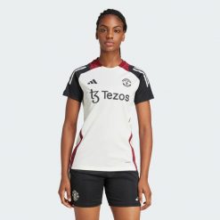 Koszulka Manchester United Tiro 24 Training. Białe bluzki damskie Adidas, s, bez wzorów, z materiału, sportowe, bez kołnierzyka, bez ramiączek. Za 234.05 zł.