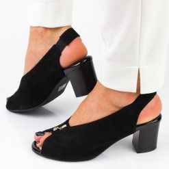 Czarne zamszowe sandały damskie na obcasie M.Daszyński Sa169-6. Czarne sandały damskie M.Daszyński, bez wzorów, z zamszu, bez obcasa, na obcasie. Za 139.00 zł.