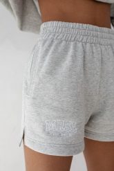 Szorty z dzianiny dresowej z haftem MRSL w kolorze LIGHT GREY MELANGE - LE PETIT-XL. Szare spodenki sportowe damskie Marsala, bez wzorów, z bawełny, casualowe, z podwyższonym stanem. W wyprzedaży za 56.97 zł.
