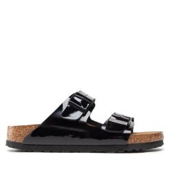 Klapki Birkenstock. Czarne klapki damskie Birkenstock, bez wzorów, bez obcasa. Za 329.99 zł.