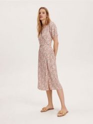 Wzorzysta sukienka midi - kremowy. Białe sukienki damskie Reserved, l, bez wzorów, z dzianiny, bez kołnierzyka, bez ramiączek, midi, dopasowane. W wyprzedaży za 69.99 zł.