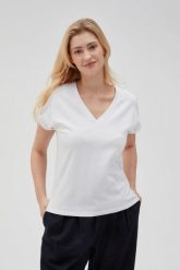 Gładki t-shirt z dekoltem w serek biały. Białe t-shirty damskie MOODO, m, bez wzorów, z bawełny, bez kołnierzyka. Za 54.99 zł.