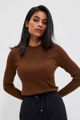 Sweter w prążki kasztanowy. Brązowe swetry klasyczne damskie MOODO, s, z poliamidu, bez kołnierzyka. W wyprzedaży za 39.99 zł.