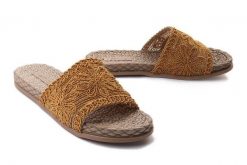 ARTIKER RELAKS 52C1156 orange, klapki damskie. Brązowe klapki damskie Artiker Relaks, bez wzorów, bez obcasa, na obcasie. Za 94.99 zł.