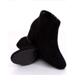 Botki na niskim obcasie czarne YQ216P Black. Czarne botki damskie ButyModne, klasyczne, bez obcasa, na obcasie, bez zapięcia. W wyprzedaży za 149.00 zł.