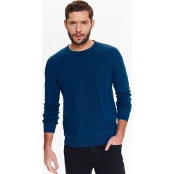 SWETER MĘSKI Z OZDOBNYM SPLOTEM NA ŁOKCIACH. Niebieskie swetry męskie TOP SECRET, na lato, l, bez wzorów, z dzianiny, bez kołnierzyka. W wyprzedaży za 49.99 zł.