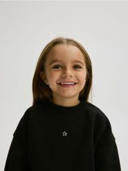 Bluza z nadrukiem - czarny. Czarne bluzy i bluzki niemowlęce Reserved, bez wzorów, z bawełny, bez ramiączek, bez kaptura. W wyprzedaży za 32.99 zł.