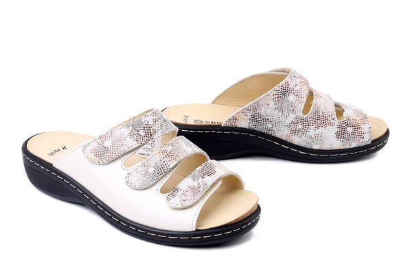 DR. BRINKMANN 700734-08 beige, klapki damskie. Brązowe klapki damskie Dr. Brinkmann, bez wzorów, ze skóry, bez obcasa. Za 280.42 zł.