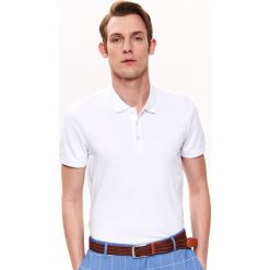 T-SHIRT POLO Z FAKTURĄ DOPASOWANY. Białe koszulki polo męskie TOP SECRET, na lato, l, bez wzorów, bez ramiączek. W wyprzedaży za 29.99 zł.
