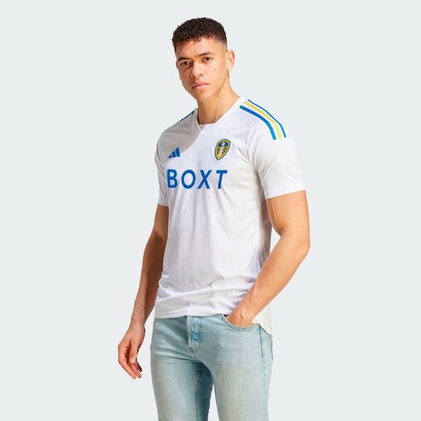 Koszulka Leeds United FC 23/24 Home. Białe t-shirty sportowe męskie Adidas, xs, z materiału, bez ramiączek, do piłki nożnej. Za 449.00 zł.