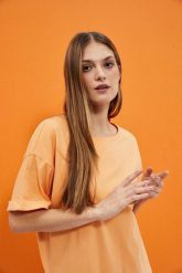 Gładki t-shirt brzoskwiniowy. Pomarańczowe t-shirty damskie MOODO, m, bez wzorów, z bawełny, bez kołnierzyka. W wyprzedaży za 19.99 zł.